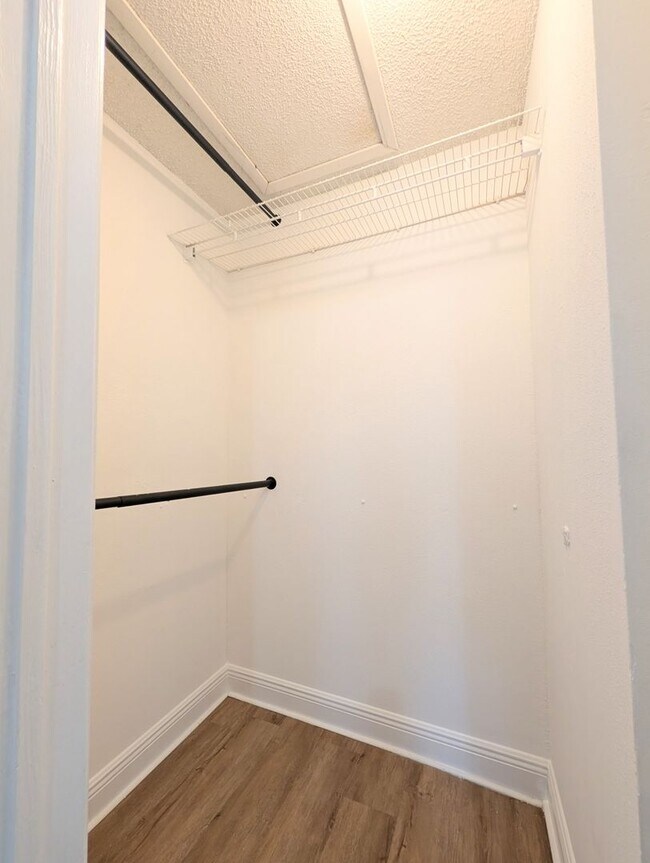 Building Photo - Bright 1BR/1BA Condo – Convenient Kendall Location