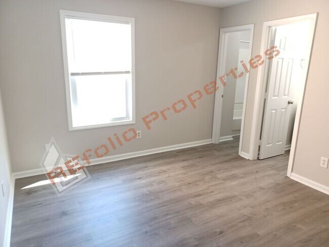 Building Photo - Carpetless 2 BD 1.5 Bath 2 Story Quadplex ...