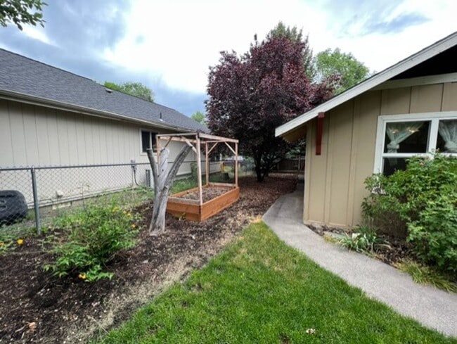 Building Photo - Classic Bungalow NW Bend