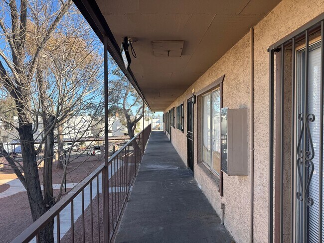 Building Photo - 1 Bedroom Condo close to UNLV & The Strip