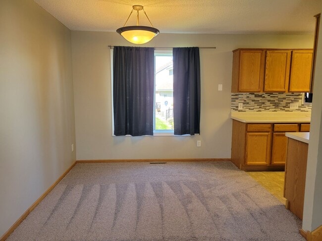 Building Photo - Spacious End Unit Townhouse