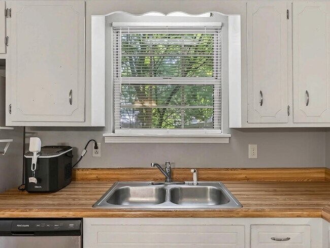 Building Photo - 114 Cunningham Pl