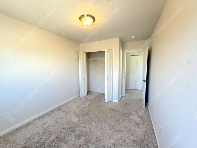 Building Photo - 3 BR pet-friendly home with fenced yard