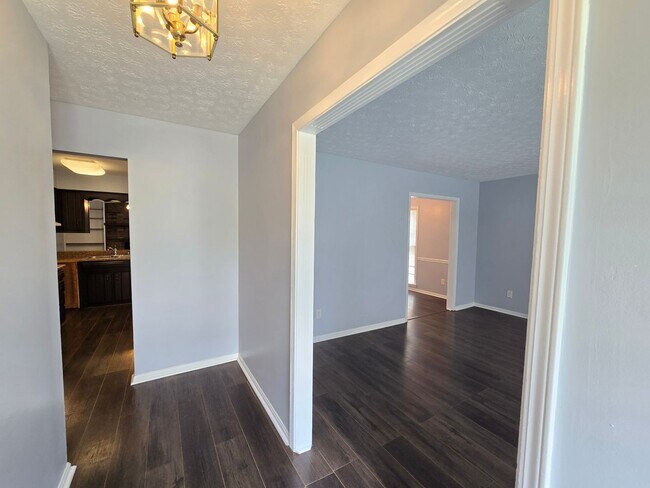 Building Photo - Brick Ranch in the heart of Jeffersontown! Featuring hardwood styled floors, 3 Bedrooms, 1.5 Bath...