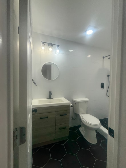 Building Photo - 1601 E 13th St