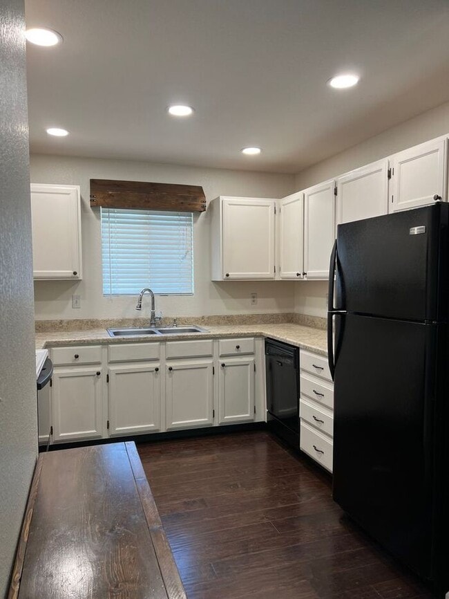 Building Photo - Beautiful 3 bedroom, 2 bath Home with 2 ca...