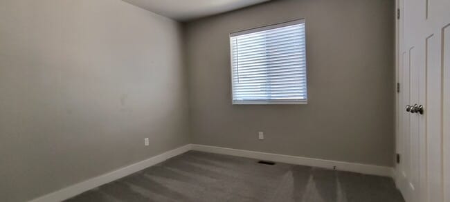 Building Photo - 1595 S Topaz Dr