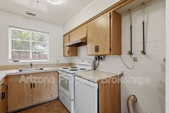 Building Photo - 450 W 6th St