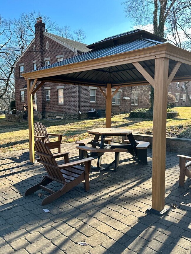 Building Photo - 2800 Woodpipe Ln