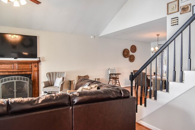 Building Photo - Pet Friendly Home on Half Acre Lot!