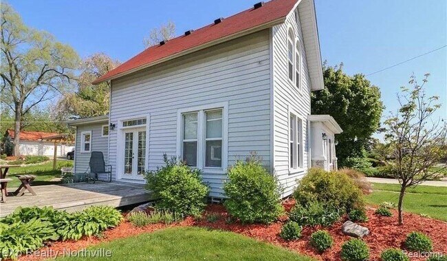 Building Photo - 212 S Pontiac Trail