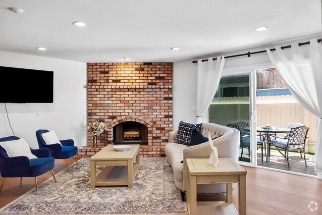Building Photo - 2016 Vanderbilt Ln