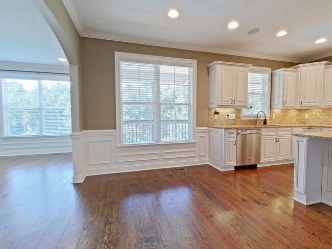 Building Photo - Estate STYLE home with pool and basement i...