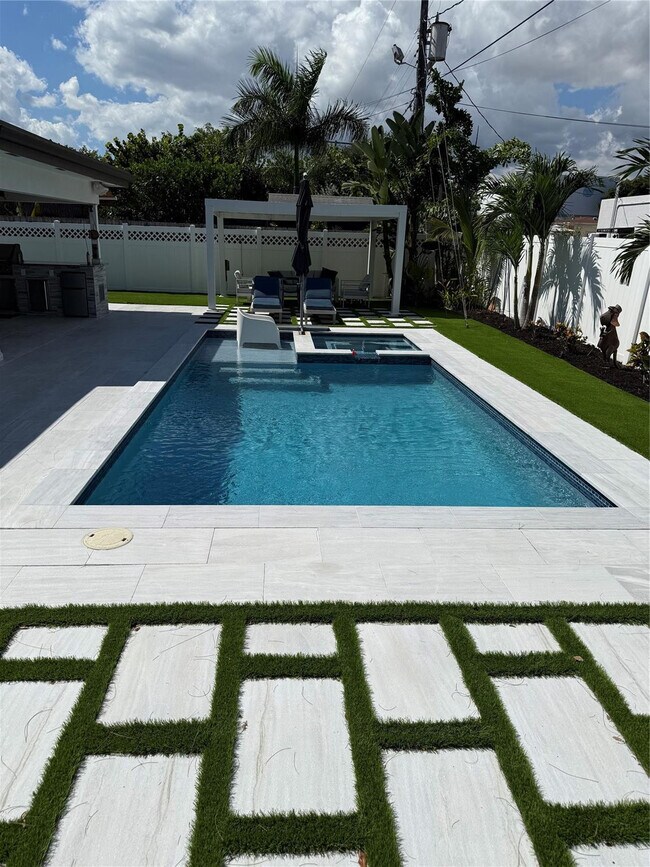 Building Photo - 1637 SE 1st St