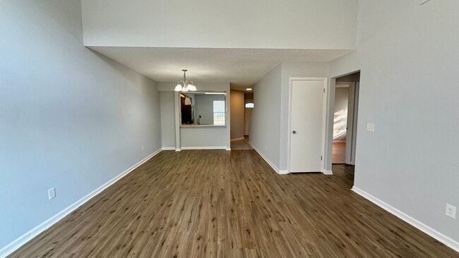 Building Photo - Charming and Conveniently Located Townhome...