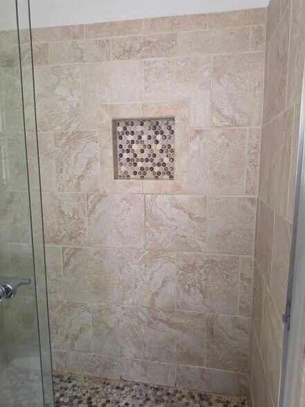 masterbath shower - 10990 Forest Gln