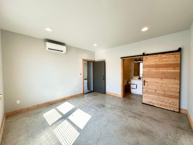 Building Photo - 121 E 26th Ave