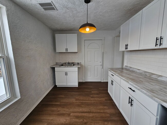 Building Photo - Fully updated 4 bedroom 2 bathroom apartme...