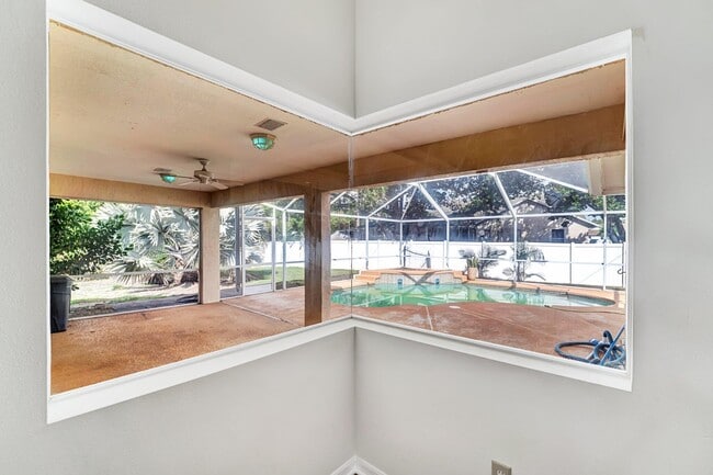 Building Photo - 513 SE Cliff Rd