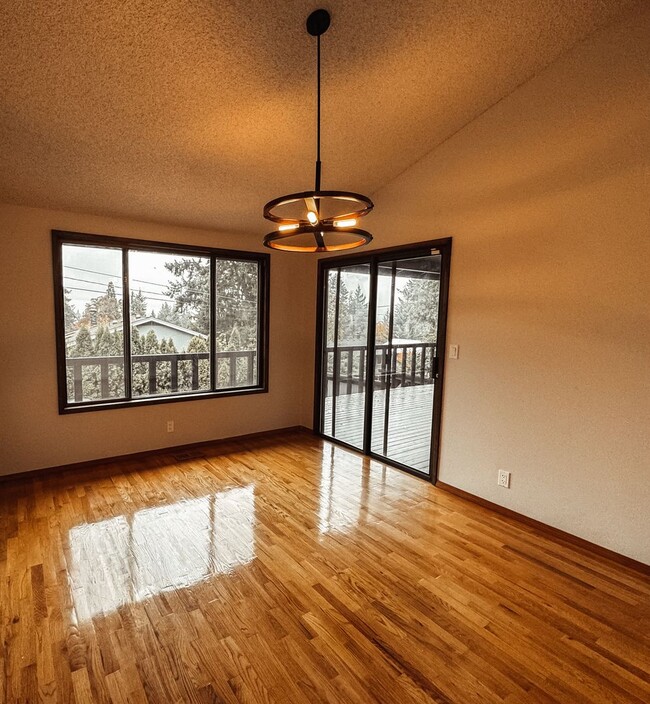 Building Photo - Elaborate 4 Bedroom 3 Bathroom Retreat in ...