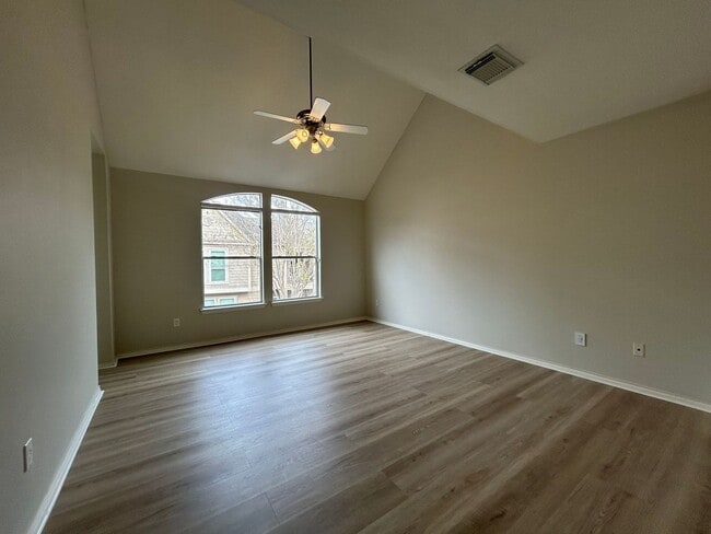 Building Photo - Beautiful 2 bedroom 1.5 bath townhome