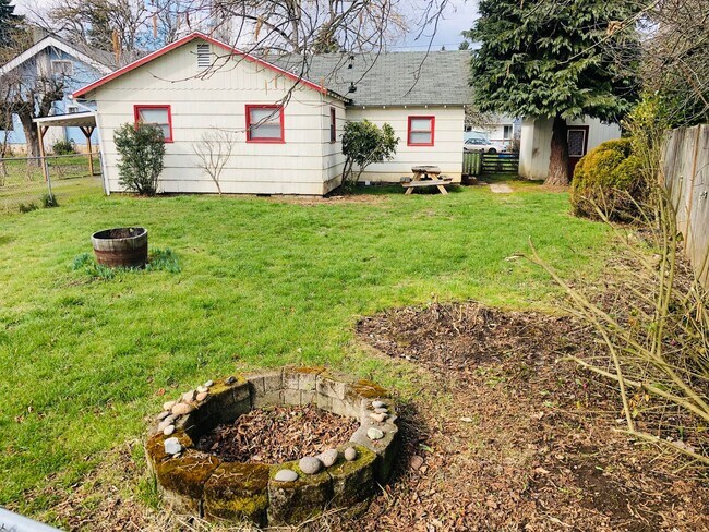 Building Photo - Freshly updated 3 bedroom 1 bath house off of River Rd.