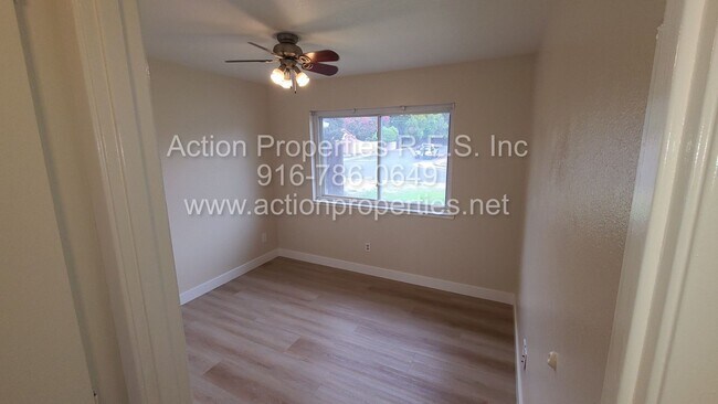 Building Photo - Very Clean 3 Bedroom 1.5 bath, 2 Car Garag...