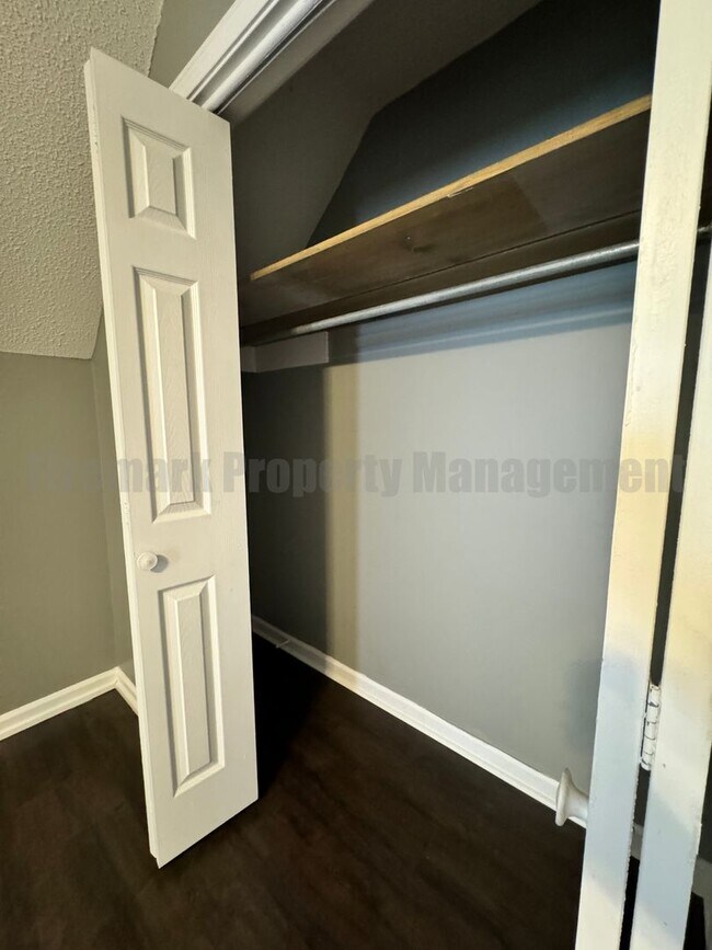 Building Photo - Newly Renovated 4 Bedroom 2 Bathroom
