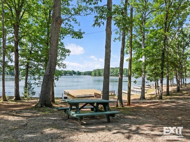 Building Photo - Welcome to this 3 Bedroom, 2 Bath Home in Wildwood Point!