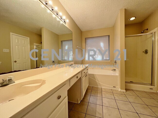 Building Photo - Charming Single-Story 3/2/2 in Crowley ISD For Rent!