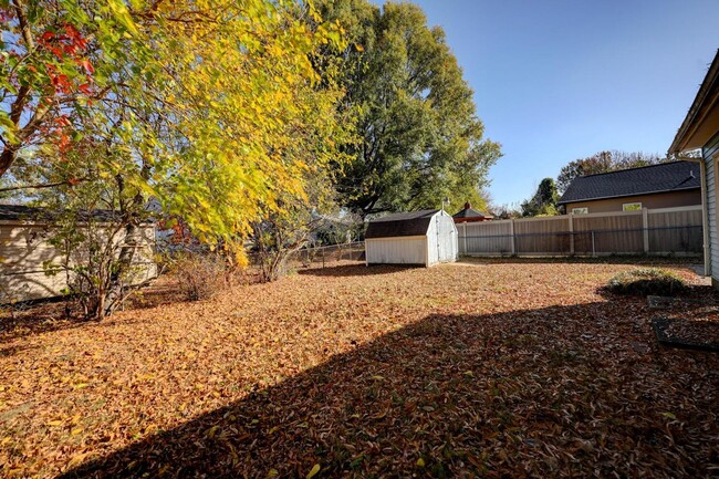 Building Photo - **Charming Ranch-Style 2-Bedroom Home with...