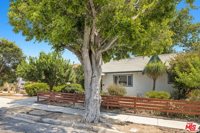 Building Photo - 352 Hargrave St