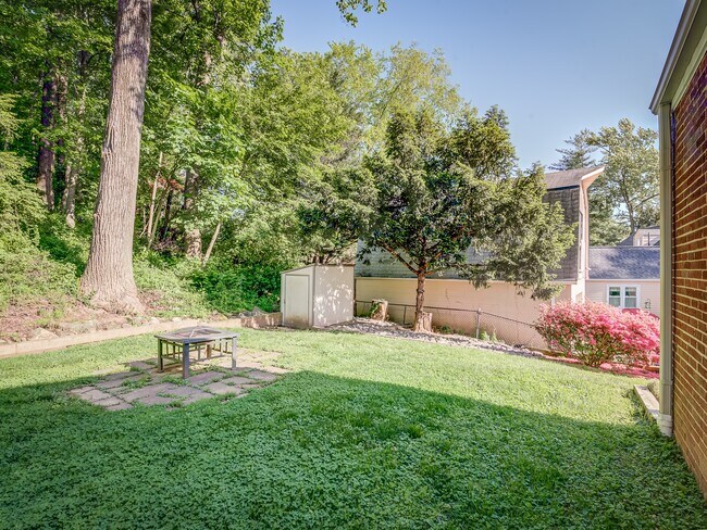 Building Photo - 9011 Lindale Dr