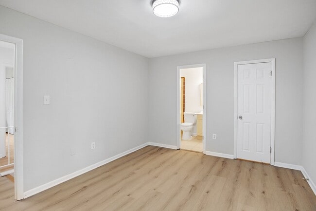 Building Photo - Renovated 4BR/3.5BA Townhome in Stafford –...