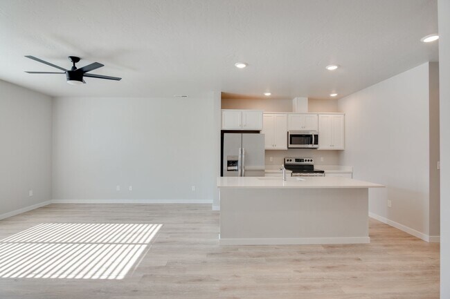 Building Photo - This 3 bedroom/2.5 bath townhome is ready for you!