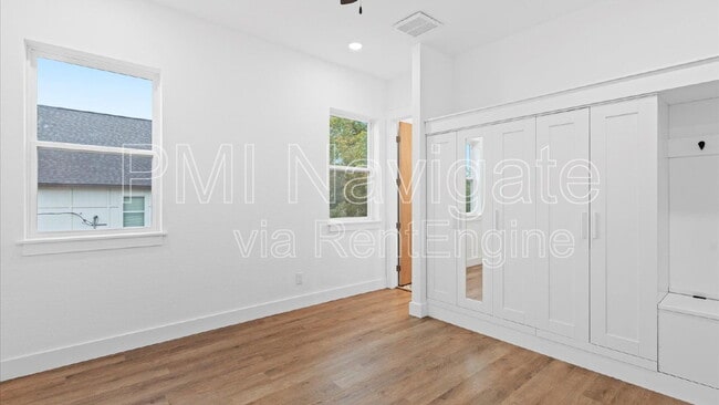 Building Photo - 820 S Walters St