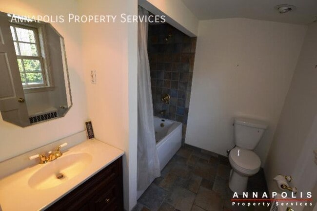 Building Photo - 208 Avondale Cir