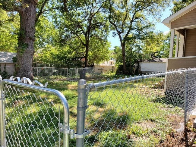 Building Photo - 4 Bedroom 2 Bathroom Home Near Drake University - Fenced In Back Yard