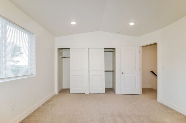 Building Photo - Modern 3 Bed, 2.5 Bath Pet-Friendly Home w...