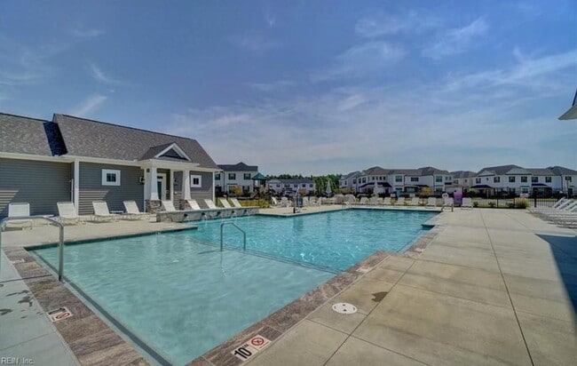 Building Photo - 4 bedroom condo in Suffolk