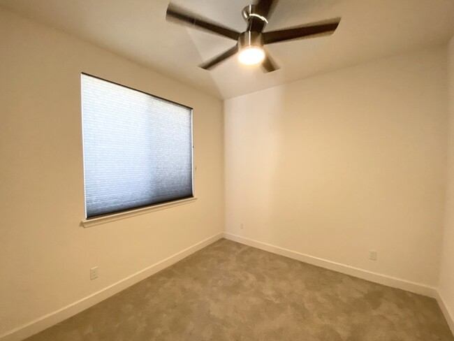 Building Photo - 1419 Cheetah St