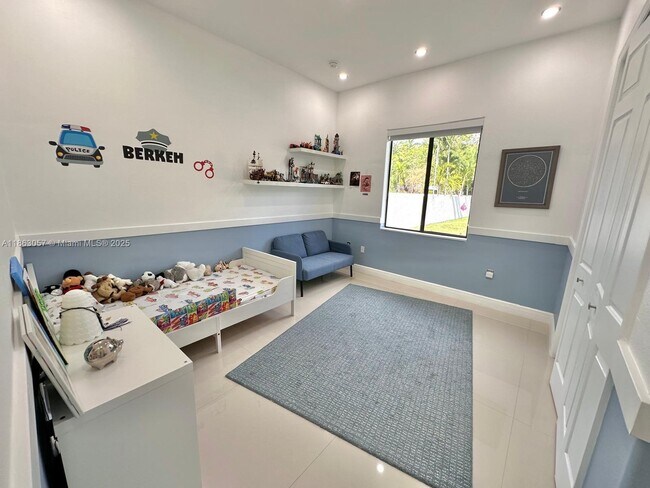 Building Photo - 15750 SW 90th Ave
