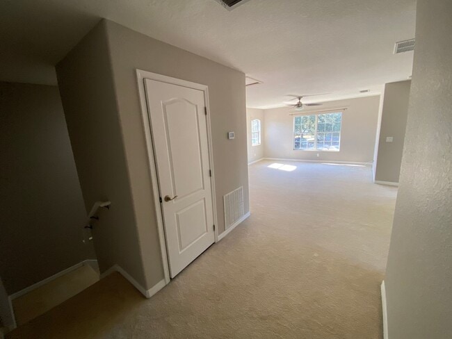 Building Photo - Lovely Carriage Home in Deland