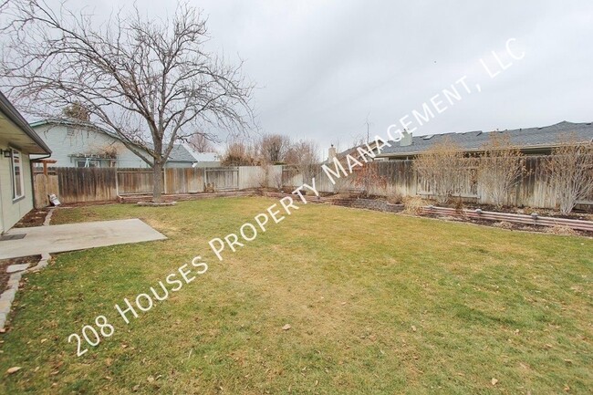 Building Photo - Single Level Home w/Mature Landscaping *In...