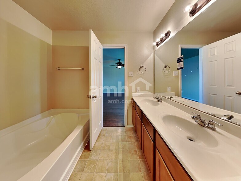 Building Photo - 516 Blue Sage Dr