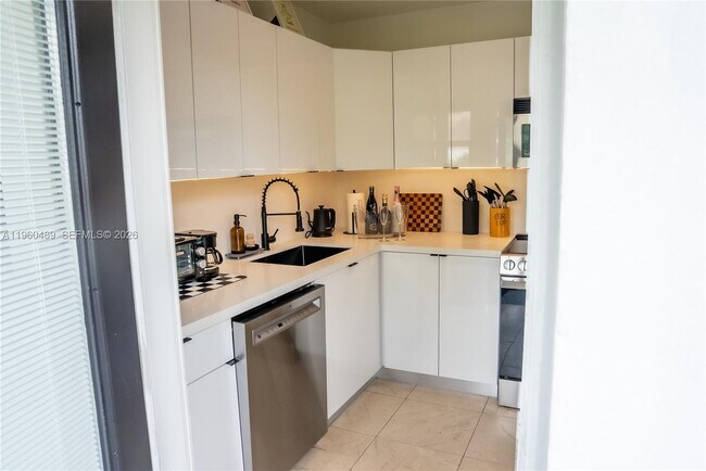 Building Photo - 509 NE 64th St