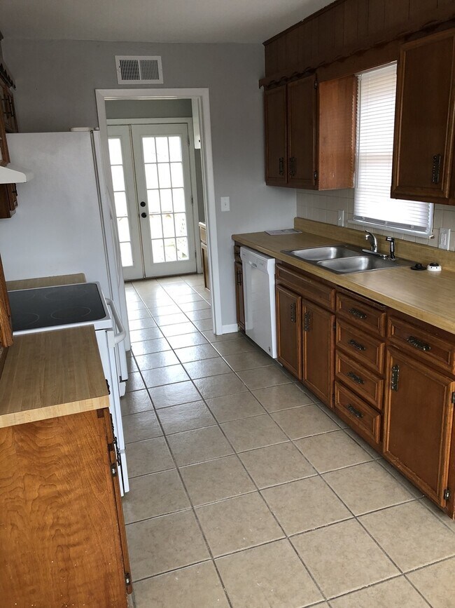 Building Photo - ***Coming available in April - showings start April 6th***