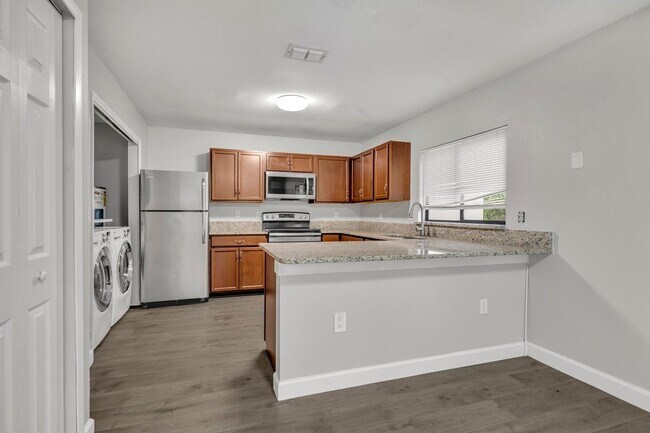 Building Photo - "Spacious 3-Bed, 3-Bath Townhouse with Elegant Hardwood Floors in Ocoee!"