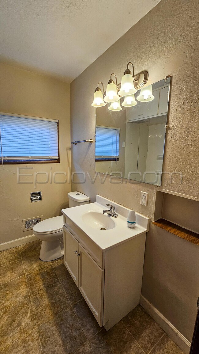 Building Photo - 1130 Longview Dr