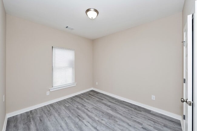 Building Photo - Move-In Ready 4 Bed, 2 Bath – Modern Upgrades & Appliances Included!